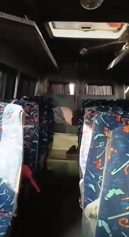 Танцующий пустой автобус