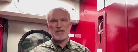 Мужчина эмоционально говорит в вагоне