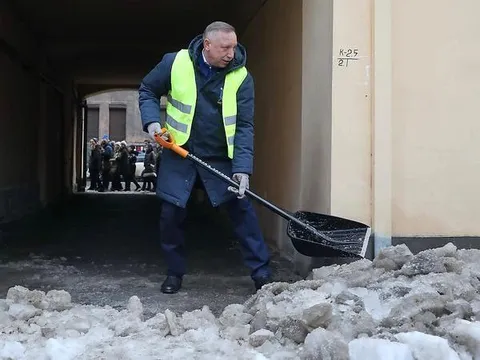 Беглов чистит снег