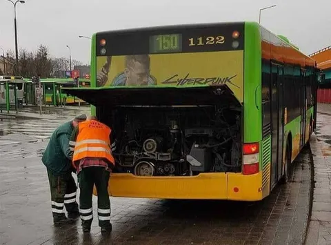 Автобус с открытым мотором