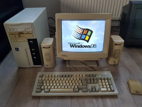 Windows 98 Retro Computer