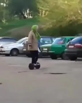Бабушка на гироскутере