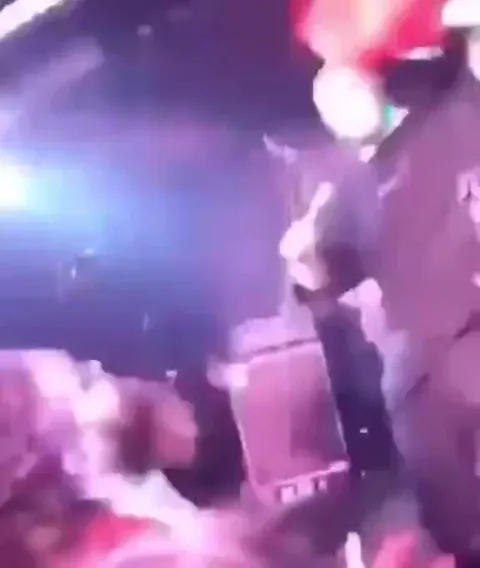 Розовый талисман в толпе