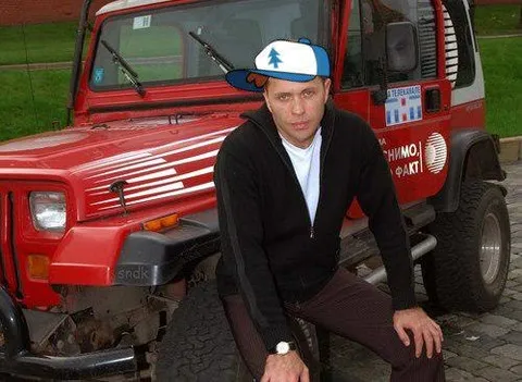 Пацан у пожарной машины
