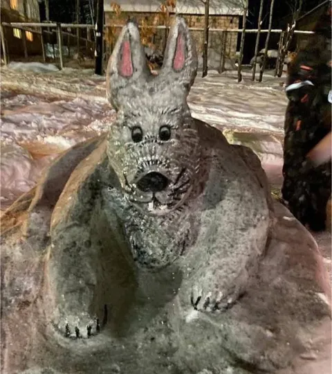 Страшный кролик во дворе