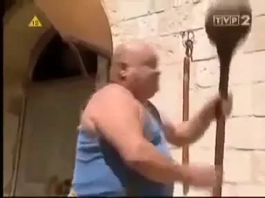 Мужчина бьёт огромный красный шар