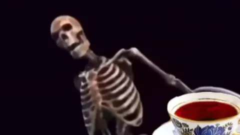 Скелет пьёт чай