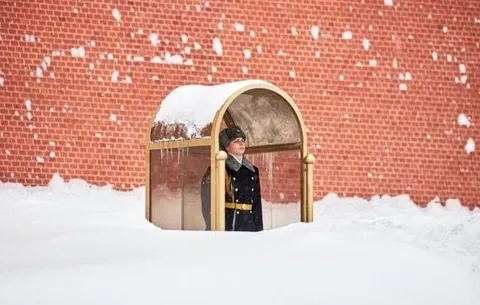 Часовой в снежном плену