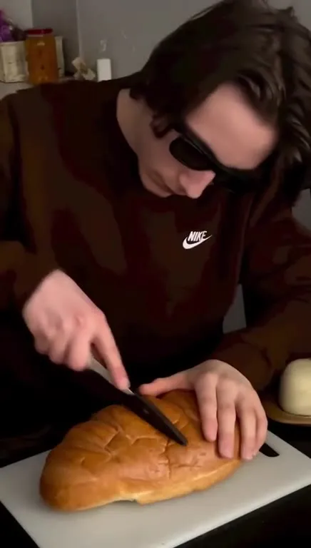 Пилит хлеб дрелью