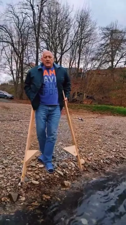 Мужчина пытается перейти реку