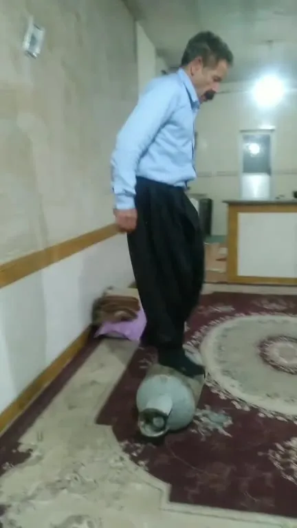 Мужчина катается на баллоне
