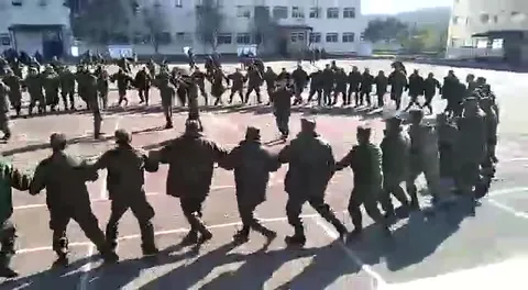 Военные водят хоровод