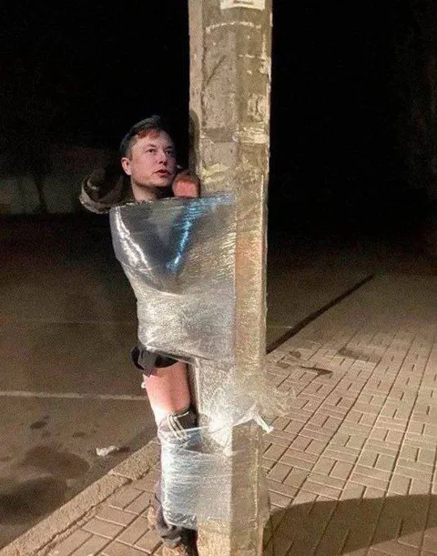 Человек, примотанный к столбу