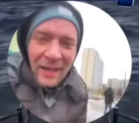 Мужчина в водолазном шлеме