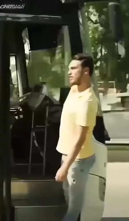 Парень не заметил автобус