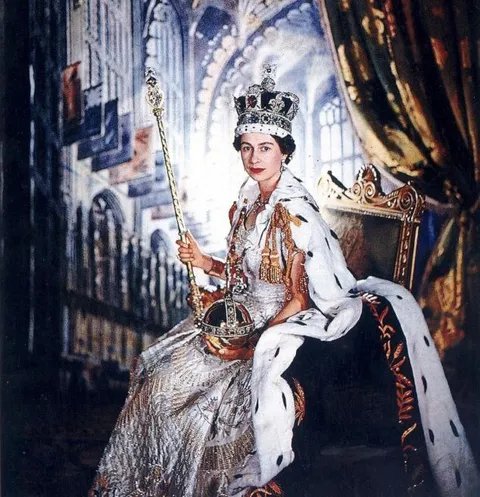 Елизавета II со скипетром
