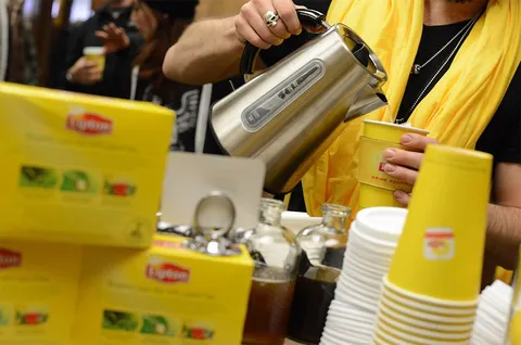 Чай Lipton наливают из чайника
