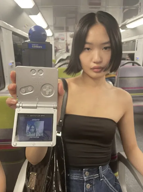 Девушка с камерой Game Boy