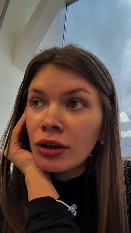 Сначала слушает, потом ухмыляется