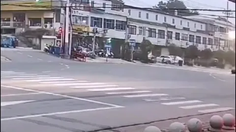 卡车转弯变成双坡道