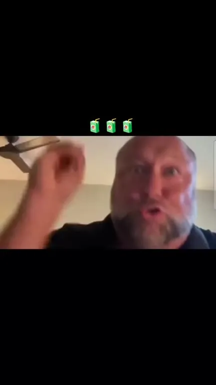Мужчина заводит мотор