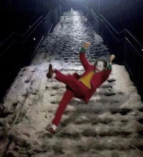 Джокер скользит по лестнице