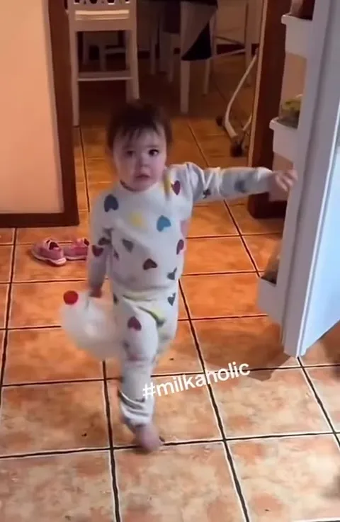 Малыш шагает под тяжёлую музыку