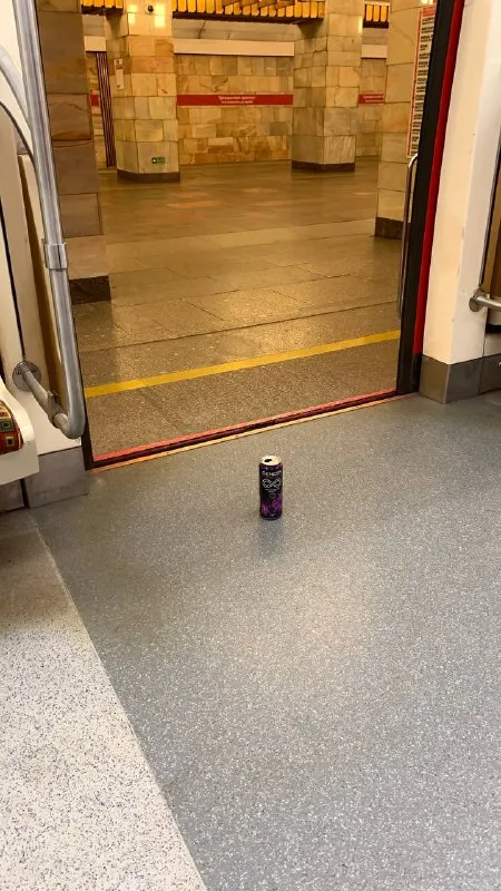 Банка у дверей метро