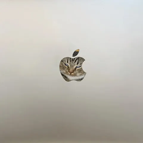 Кот внутри логотипа Apple