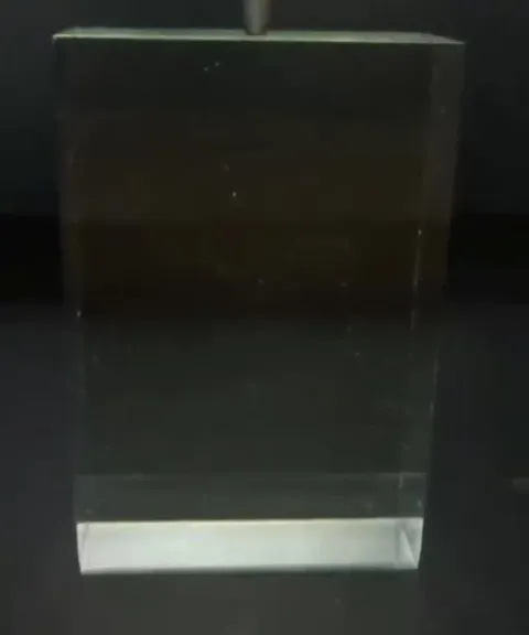 Молния внутри стеклянного блока