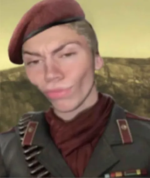 Удивлённый солдат с прищуром