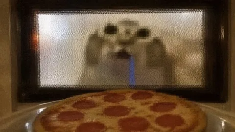 Собака смотрит на пиццу
