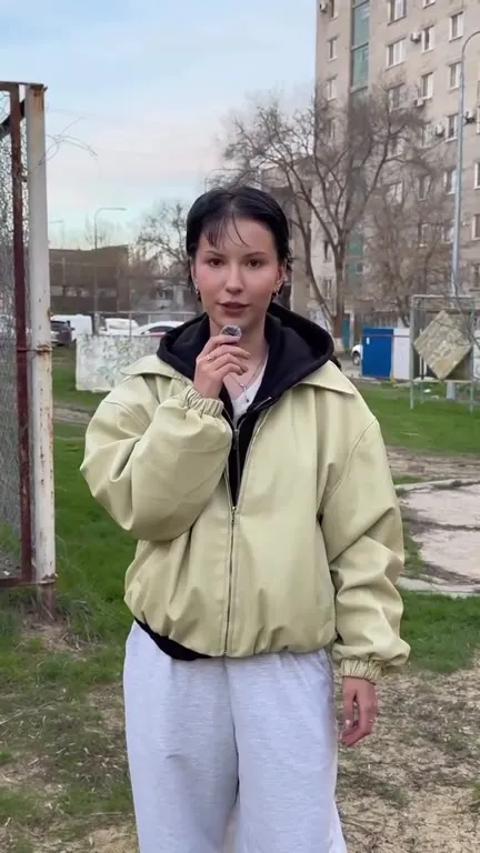 Девушка с микрофоном во дворе