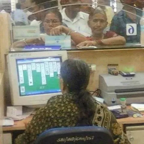 Бабушка играет в косынку на работе