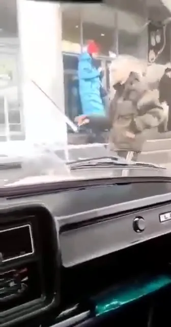 Курящий у машины мужчина