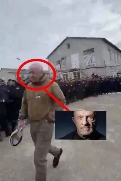 Мужчина похож на Брюса Уиллиса