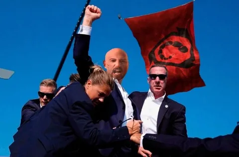 Поднятый кулак на митинге