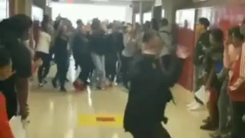 Танцевальный флешмоб в коридоре