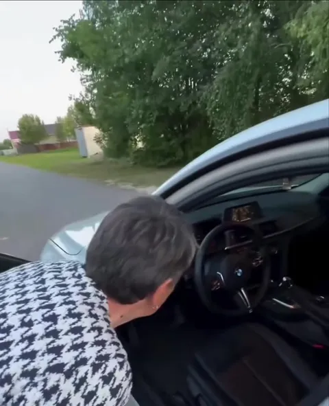 Женщина проверяет машину