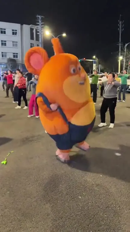 Мишка танцует среди людей