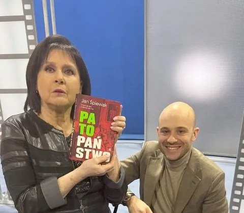 Kobieta pokazuje książkę Śpiewaka