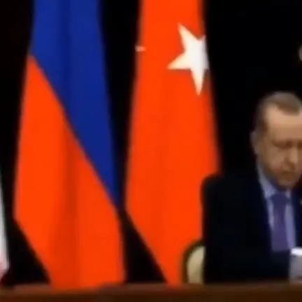 Путин и Эрдоган обмениваются рукопожатием