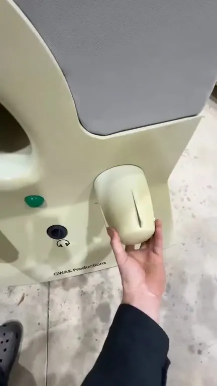 Giant Speaker Makes Glitch Music