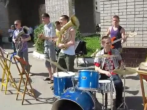 Уличный оркестр и танцы