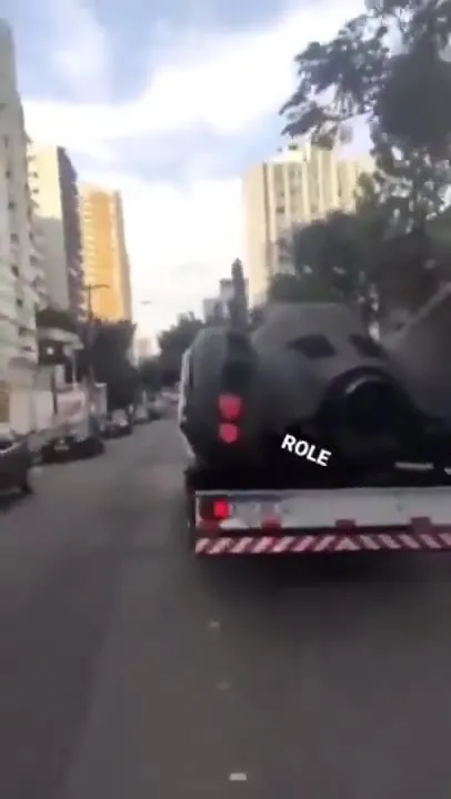 Джокер эвакуирует Бэтмобиль
