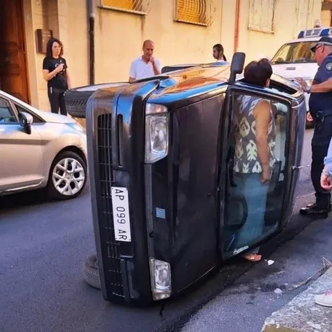 Машина легла на бок