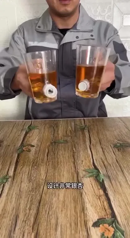 和朋友平分最后一杯酒