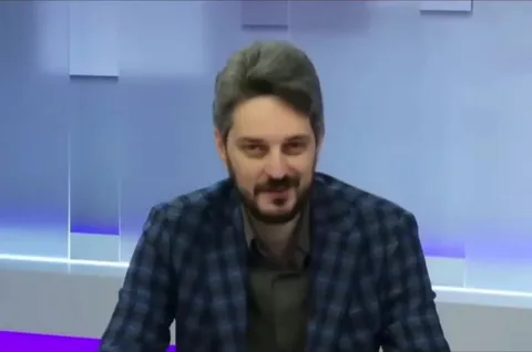 Мужчина начинает говорить