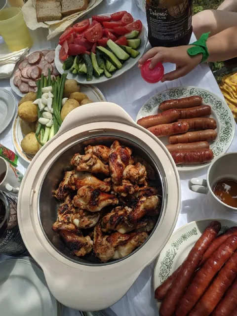 Праздничный стол с шашлыком