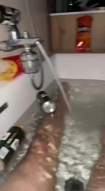 Ванна, бургер и морковный сок